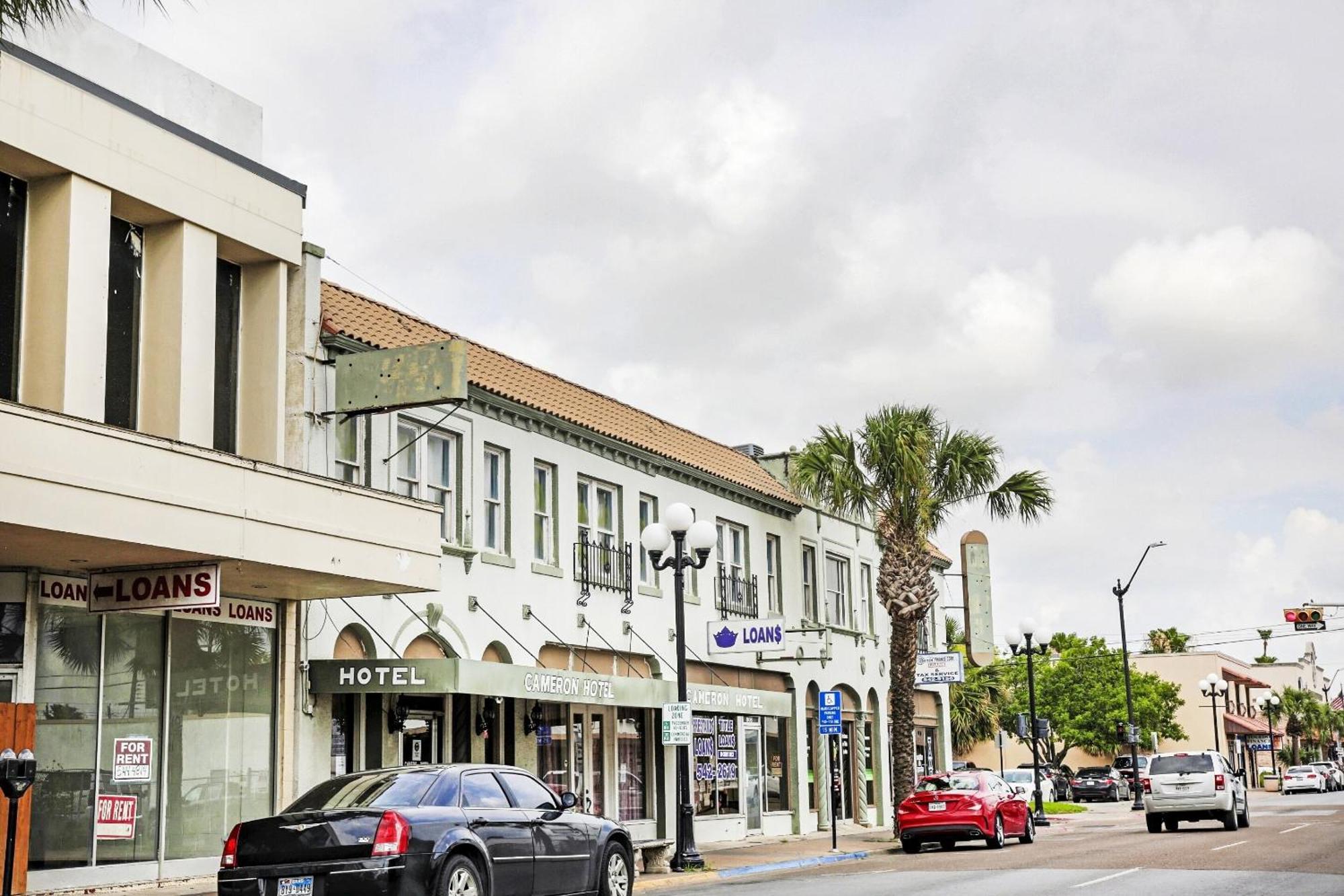 Oyo Historic Cameron Hotel Brownsville I-69E ภายนอก รูปภาพ