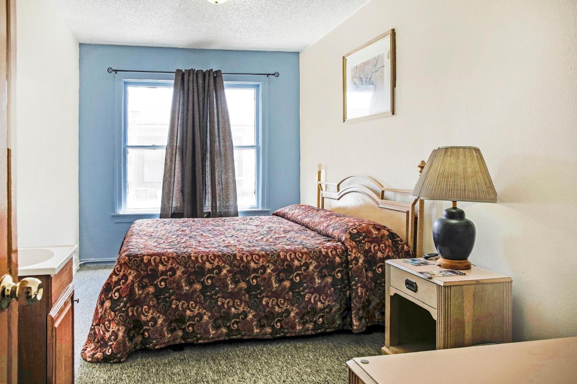 Oyo Historic Cameron Hotel Brownsville I-69E ภายนอก รูปภาพ