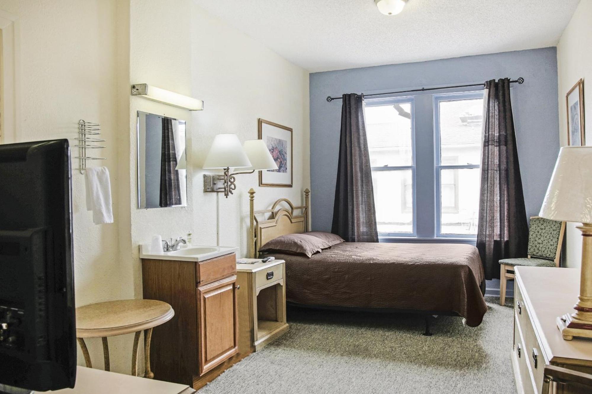 Oyo Historic Cameron Hotel Brownsville I-69E ภายนอก รูปภาพ