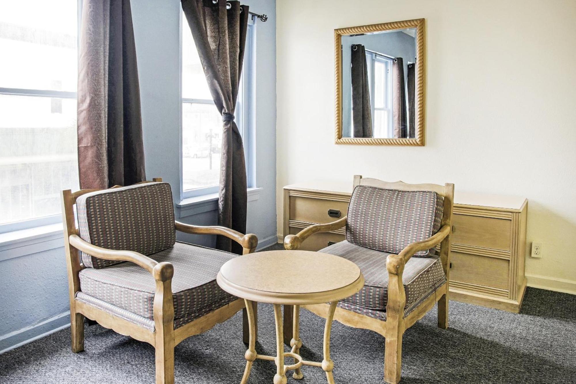 Oyo Historic Cameron Hotel Brownsville I-69E ภายนอก รูปภาพ