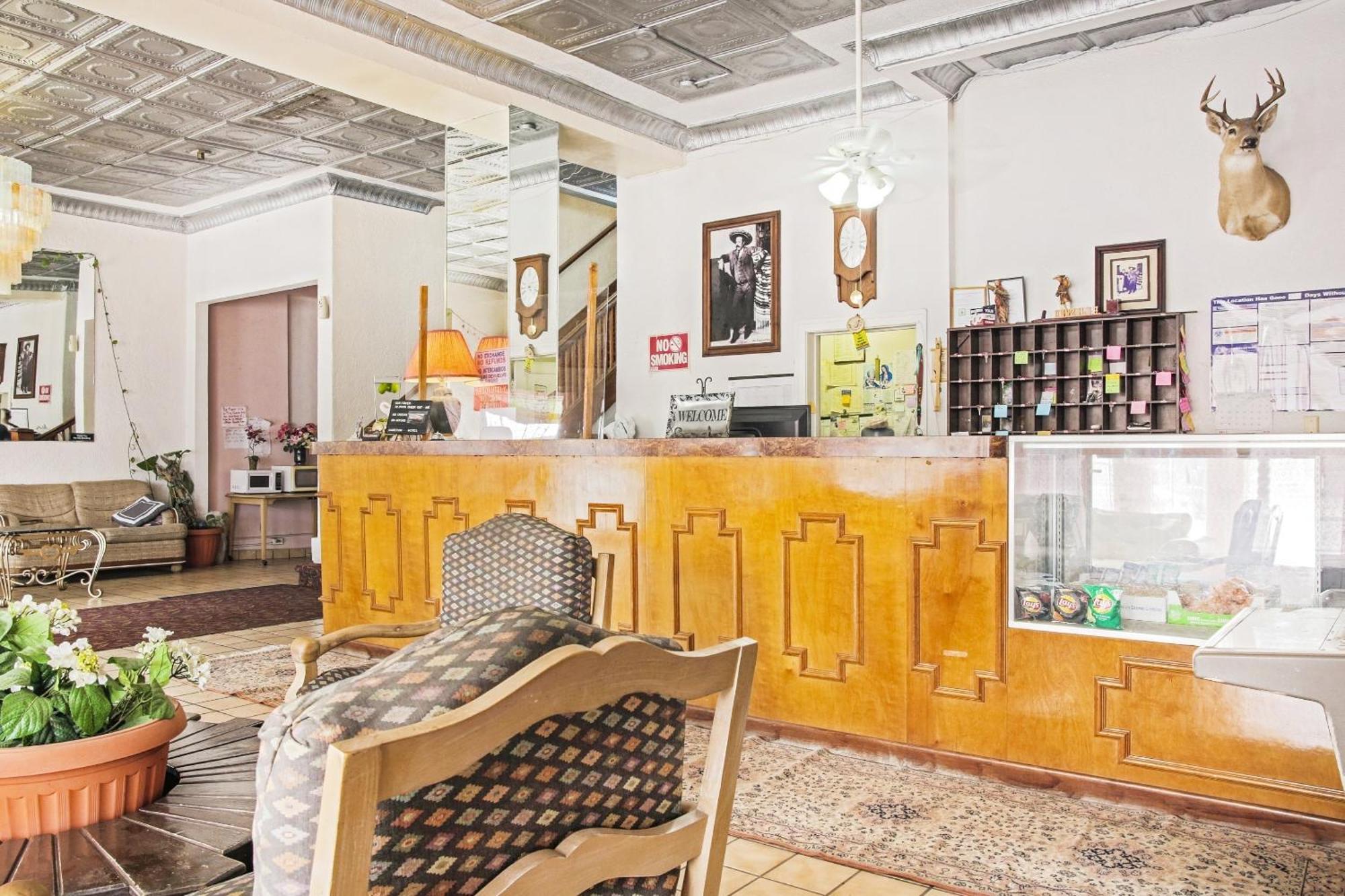 Oyo Historic Cameron Hotel Brownsville I-69E ภายนอก รูปภาพ