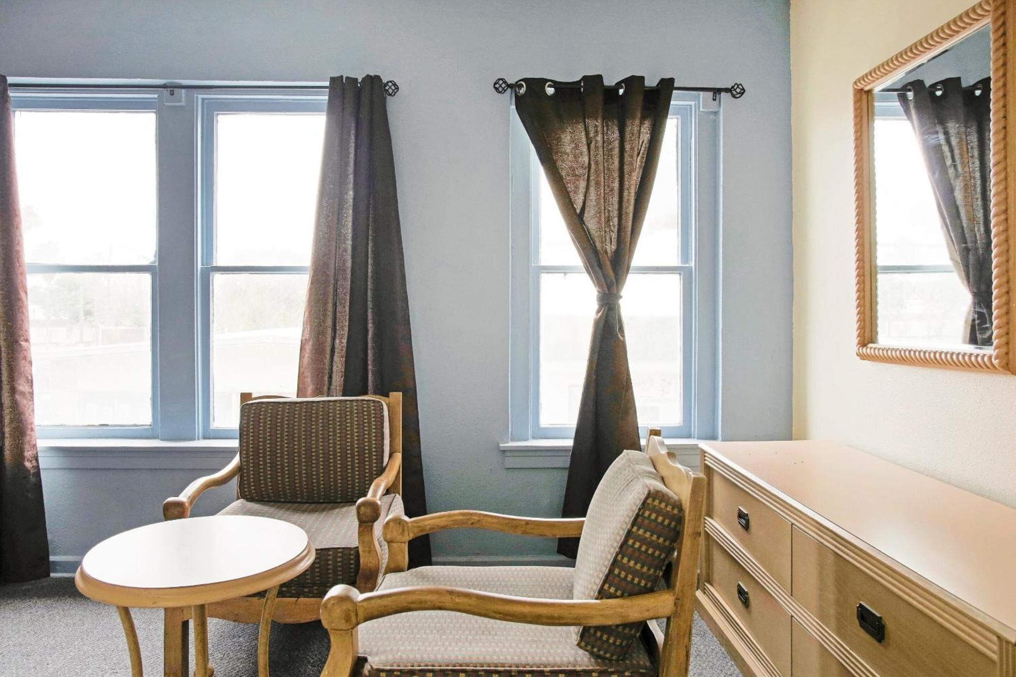 Oyo Historic Cameron Hotel Brownsville I-69E ภายนอก รูปภาพ