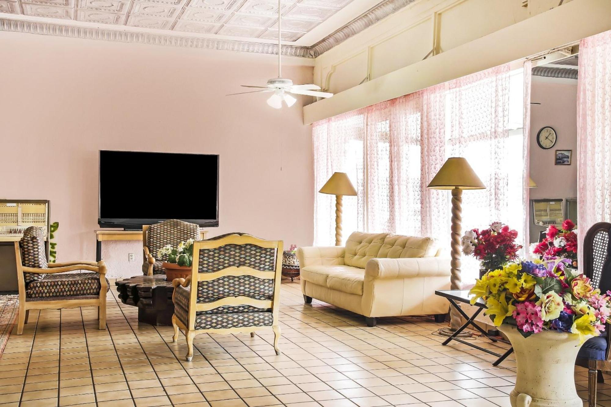 Oyo Historic Cameron Hotel Brownsville I-69E ภายนอก รูปภาพ