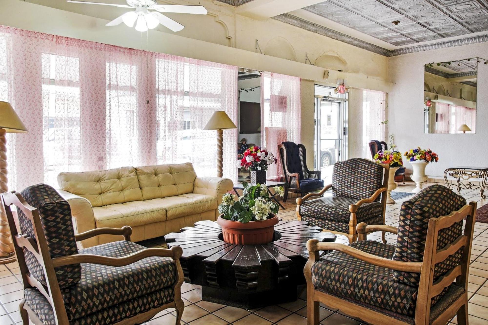 Oyo Historic Cameron Hotel Brownsville I-69E ภายนอก รูปภาพ